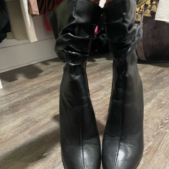 Sleek Black Heeled Boots for Women - Picture 2 of 4